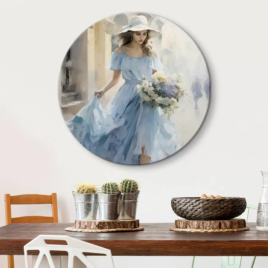 murales de pared Una chica elegante con un vestido azul claro y sombrero paseando por la ciudad, sosteniendo un ramo de flores, en un ambiente ligero y romántico r42580