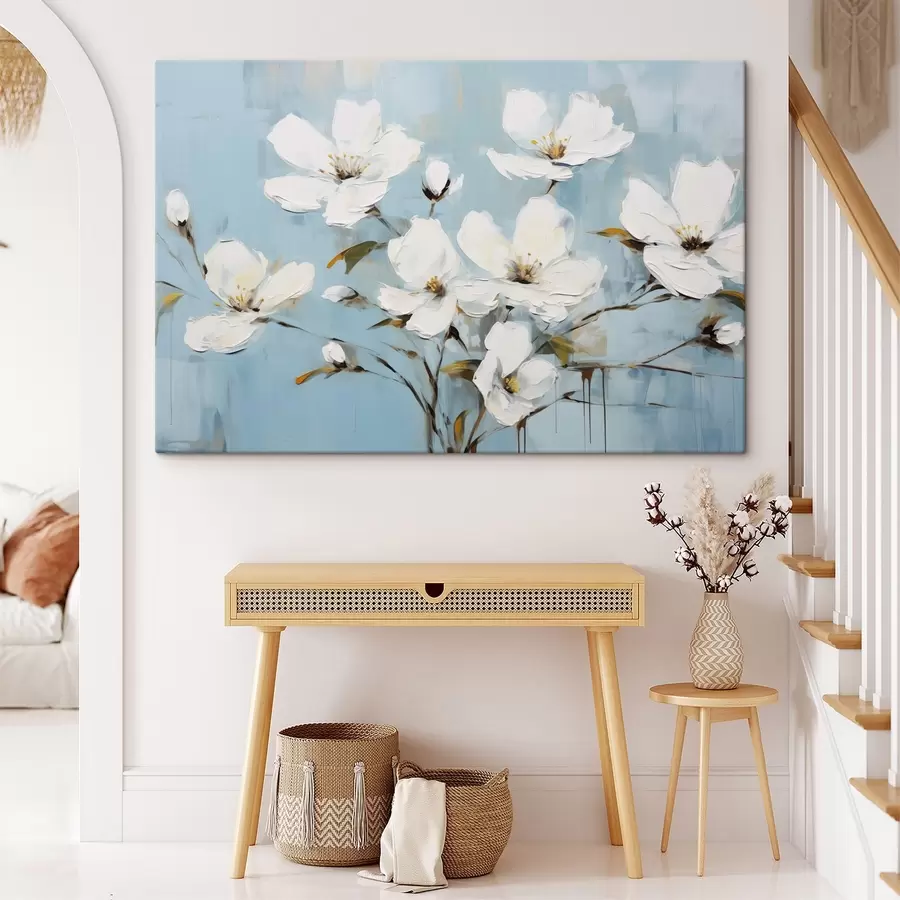 murales de pared Flores blancas con delicados pétalos y hojas verdes sobre un fondo azul claro imitación pintura al óleo s42719