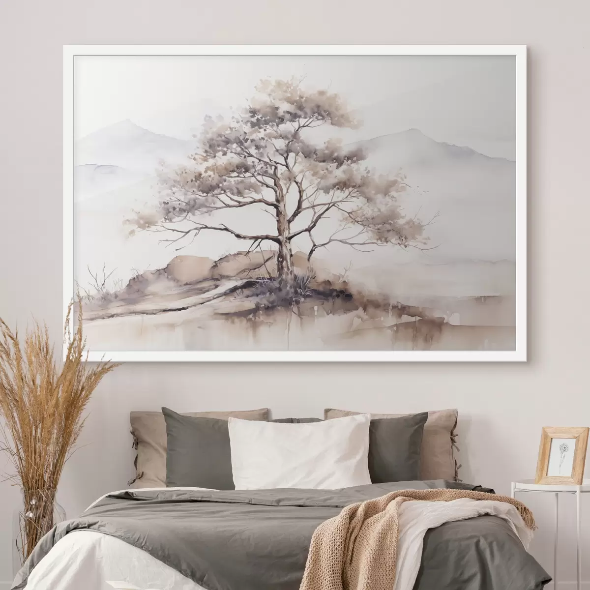 Poster Un árbol solitario de tronco retorcido y ramas escasas, sobre un fondo suave y apagado de montañas f42715