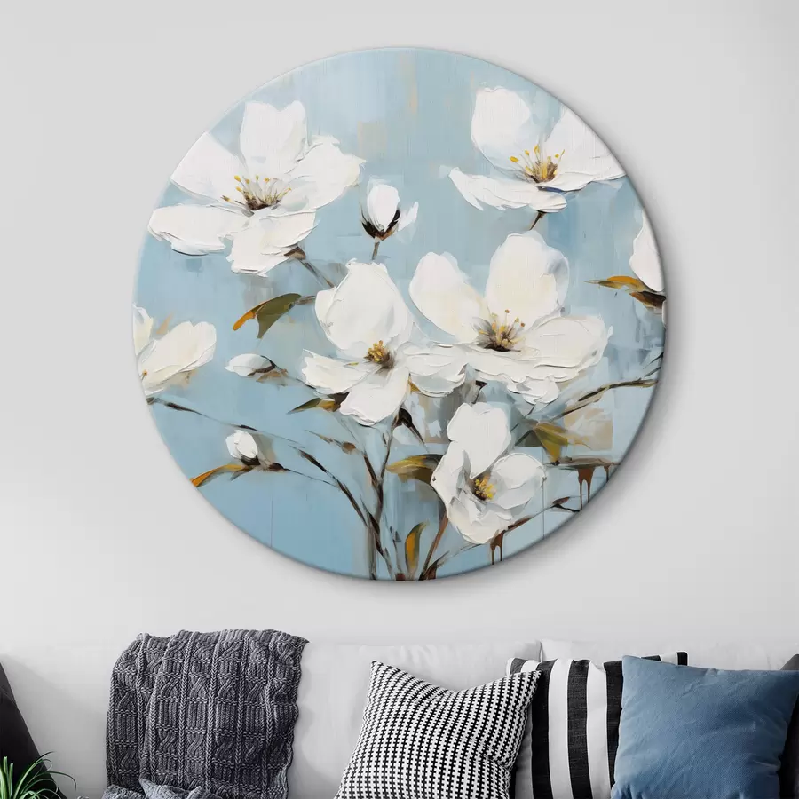murales de pared Flores blancas con delicados pétalos y hojas verdes sobre un fondo azul claro imitación pintura al óleo r42719