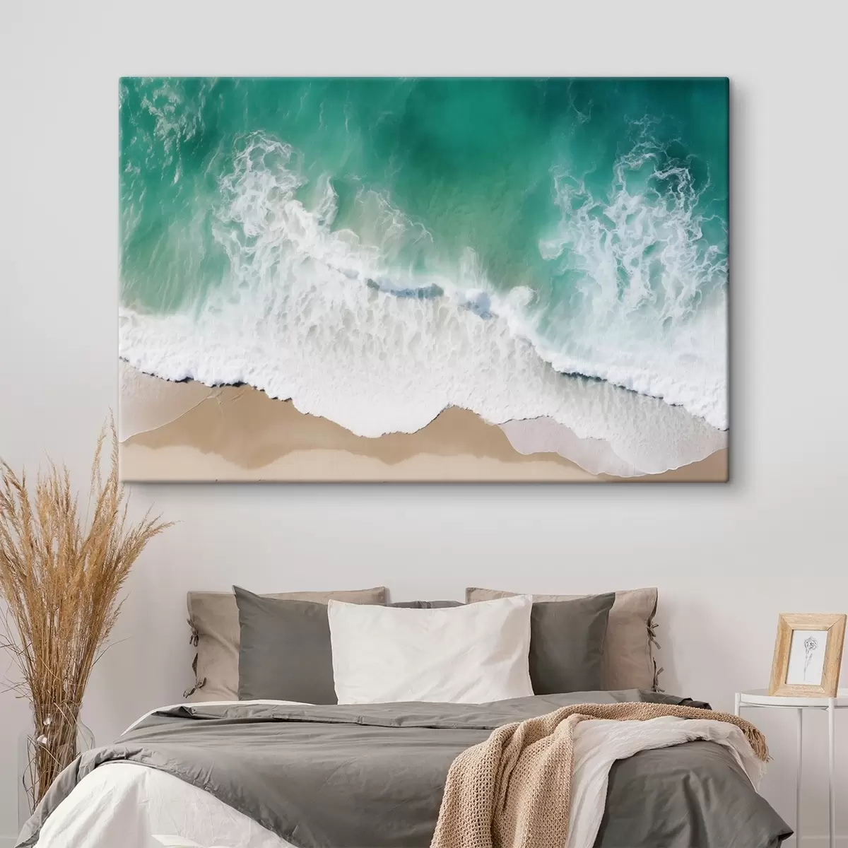 murales de pared Vista aérea de una orilla del mar con olas turquesas que llegan suavemente a la playa de arena s42930