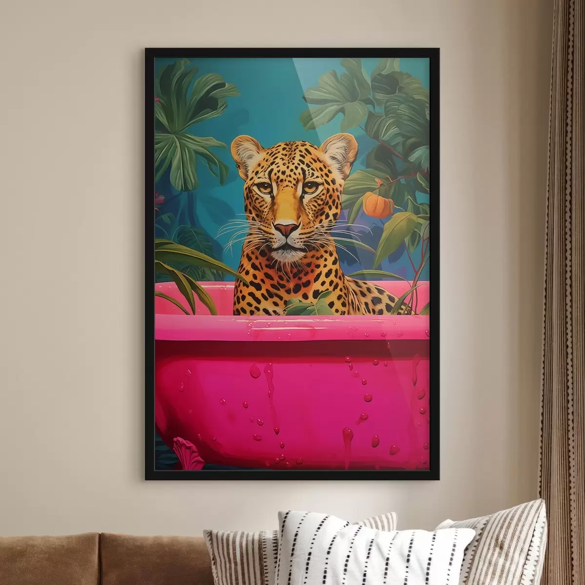 Poster Un leopardo en una bañera rosa entre plantas exóticas f43135
