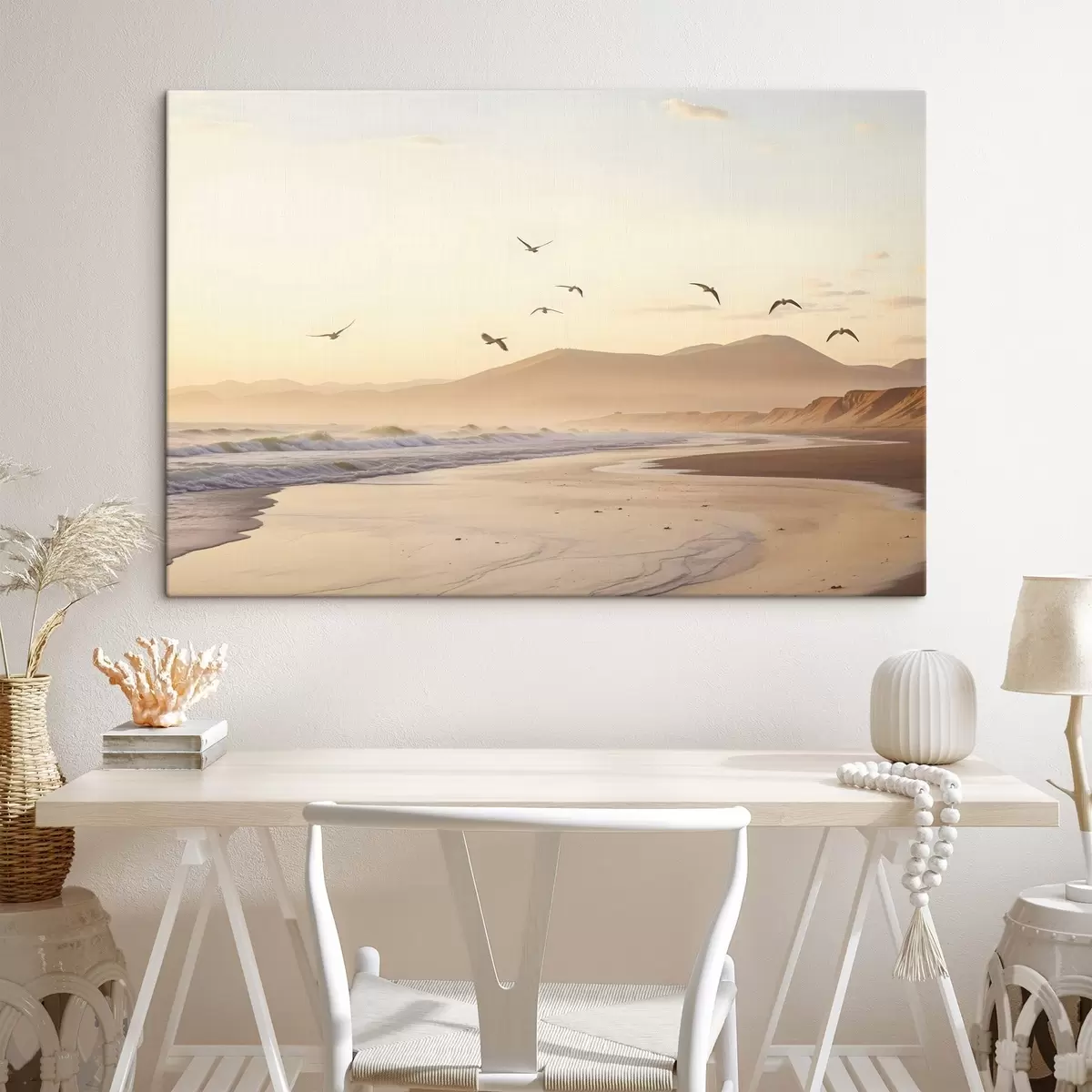 murales de pared Pájaros volando sobre la playa con océano, montañas en el fondo, colores cálidos, paleta pastel suave  s43162