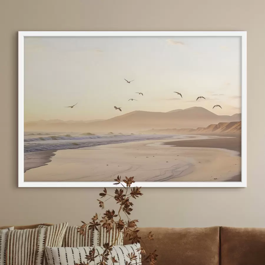murales de pared Pájaros volando sobre la playa con océano, montañas en el fondo, colores cálidos, paleta pastel suave f43162