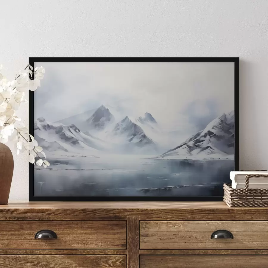 murales de pared Paisaje de montañas nevadas con un lago en primer plano, los picos están cubiertos de nieve y el cielo está nublado f43174