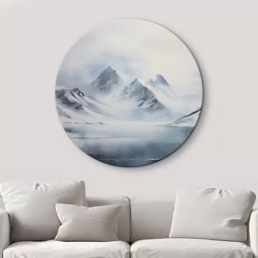 murales de pared Paisaje de montañas nevadas con un lago en primer plano, los picos están cubiertos de nieve y el cielo está nublado r43174