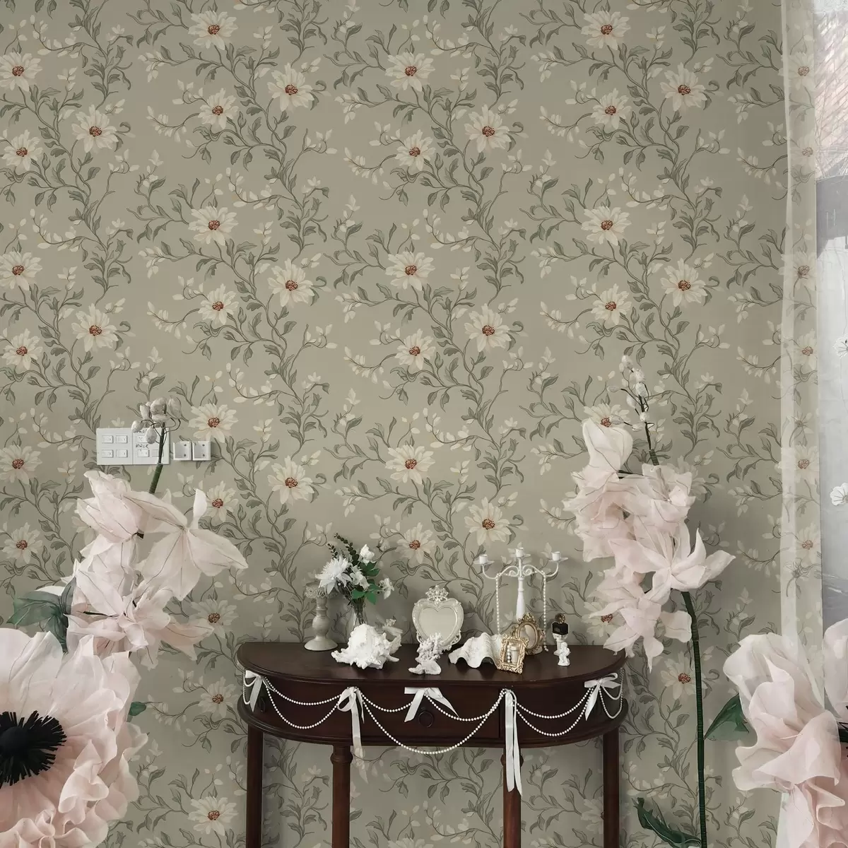 Papel pintado Flores blancas con hojas que se retuercen sobre fondo claro a00001v1
