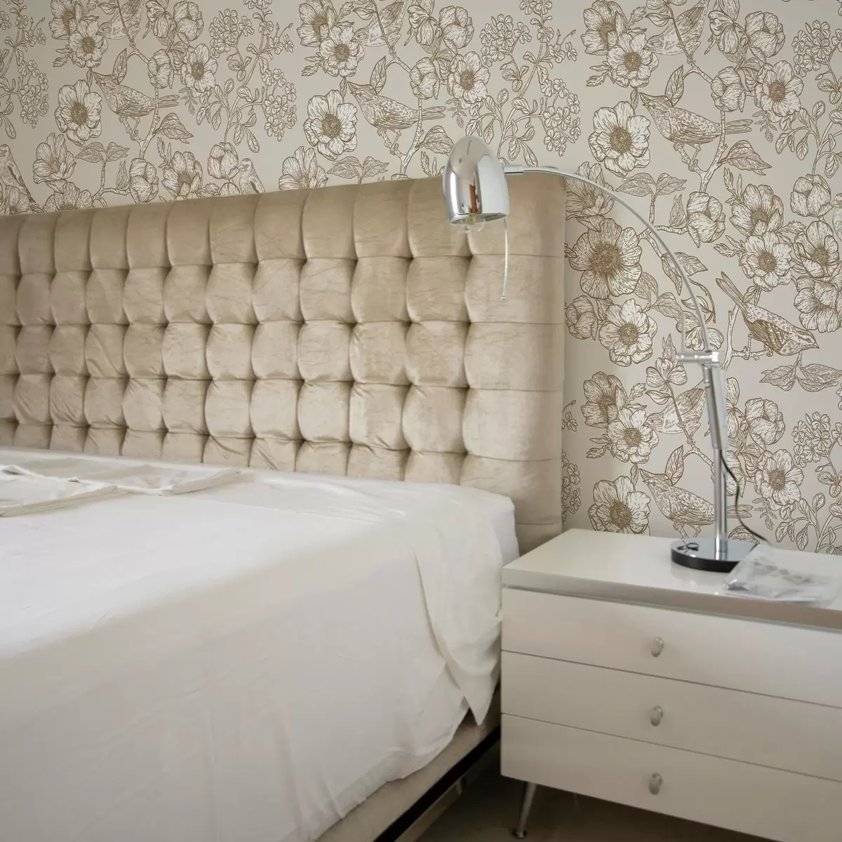 Papel pintado Pájaros pintados en ramas y flores a00017