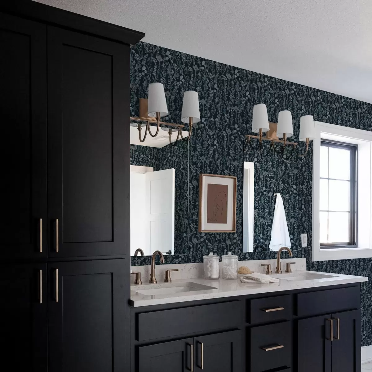 Papel pintado Plantas blancas y azules sobre fondo oscuro a00029