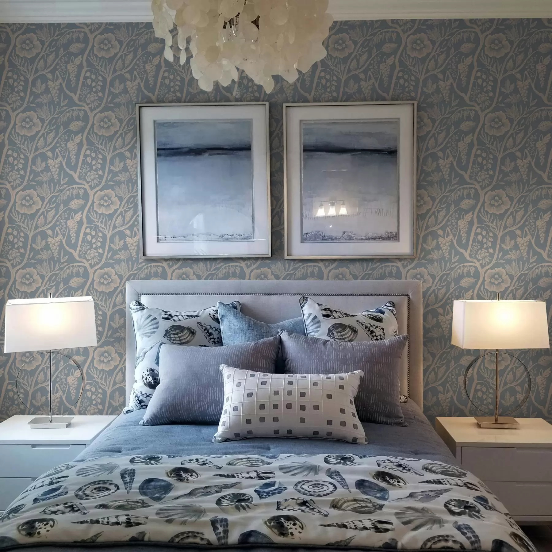 murales de pared Flores blancas, tallos y uvas sobre fondo azul a00044