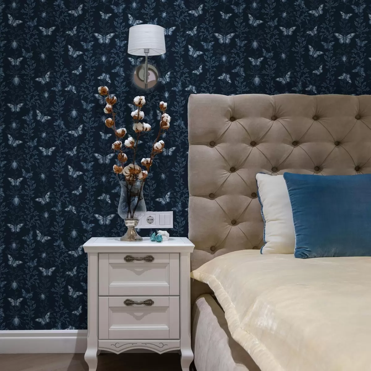 Papel pintado Composición con mariposas, hojas e insectos sobre fondo azul a00073