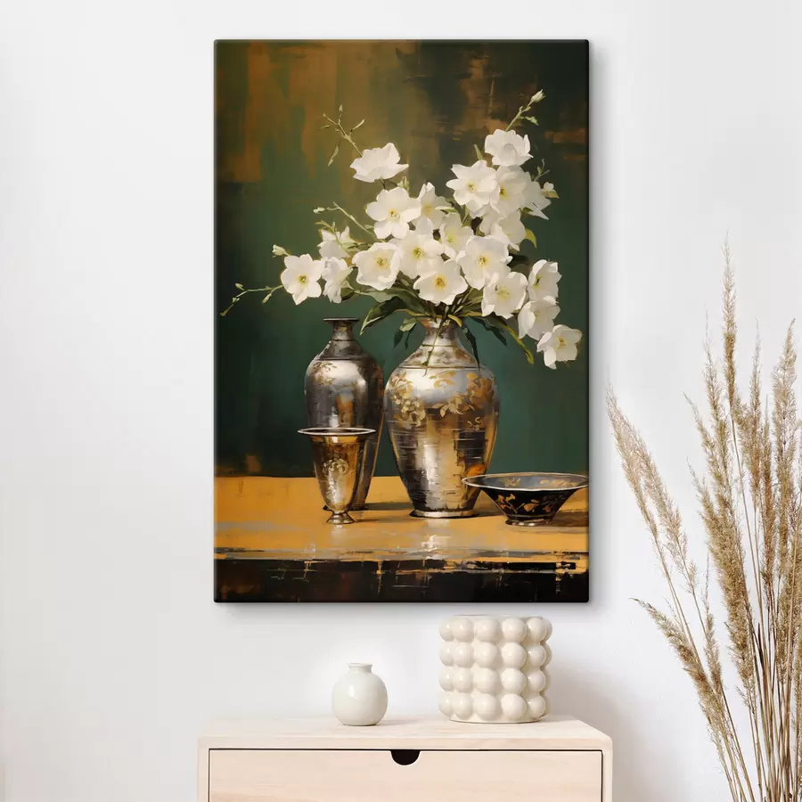 murales de pared Bodegón de flores blancas en un jarrón, con jarrones decorativos y un cuenco sobre una mesa verde, fondo verde oscuro s43408