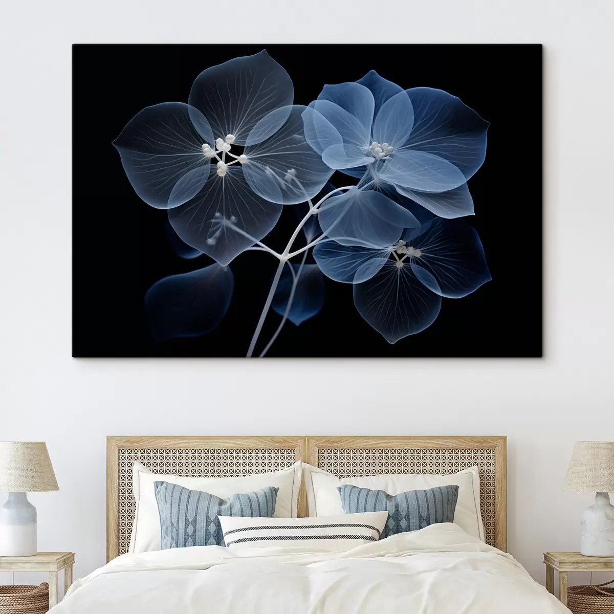 murales de pared Una flor de hortensia azul translúcida con estambres azules y un delicado tallo, sobre fondo negro s43395