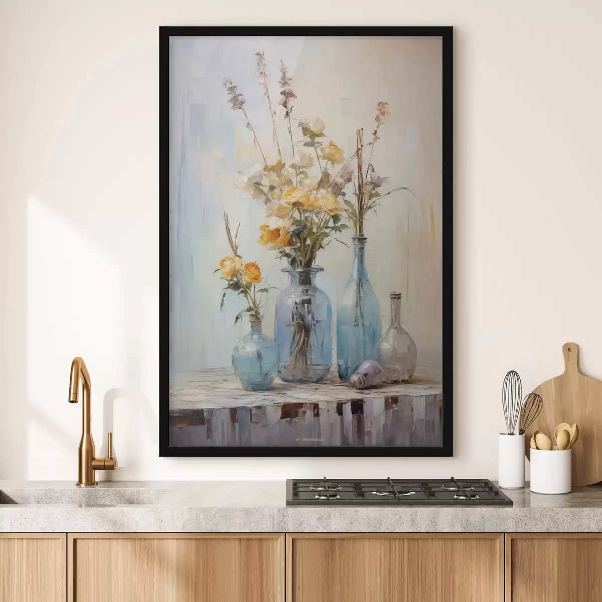 Poster Naturaleza muerta de rosas amarillas en jarrones de cristal azul, fondo de textura ligera, pinceladas suaves, estilo pintura al óleo f43409