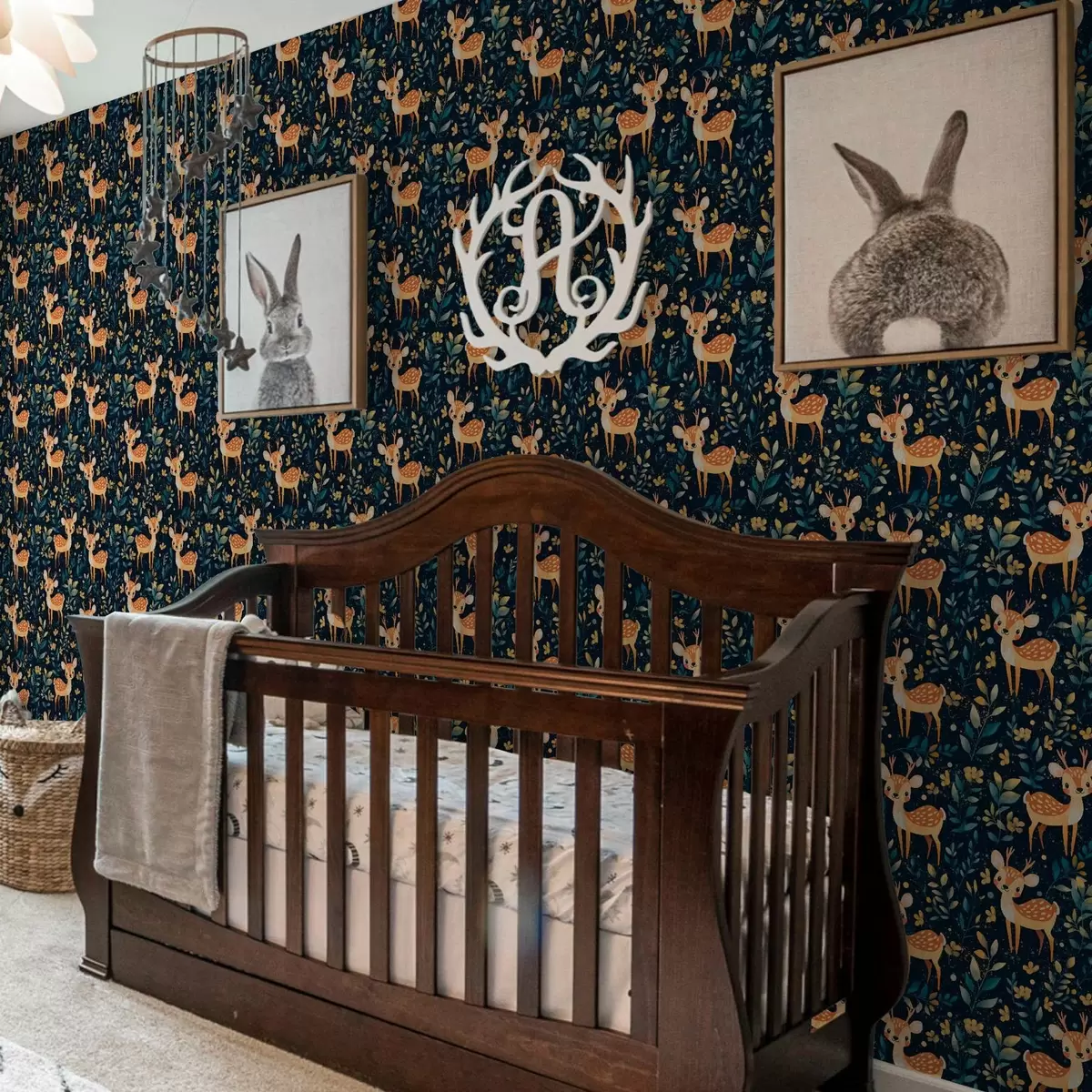 Papel pintado Cervatillo en un bosque oscuro con hojas amarillas a00124