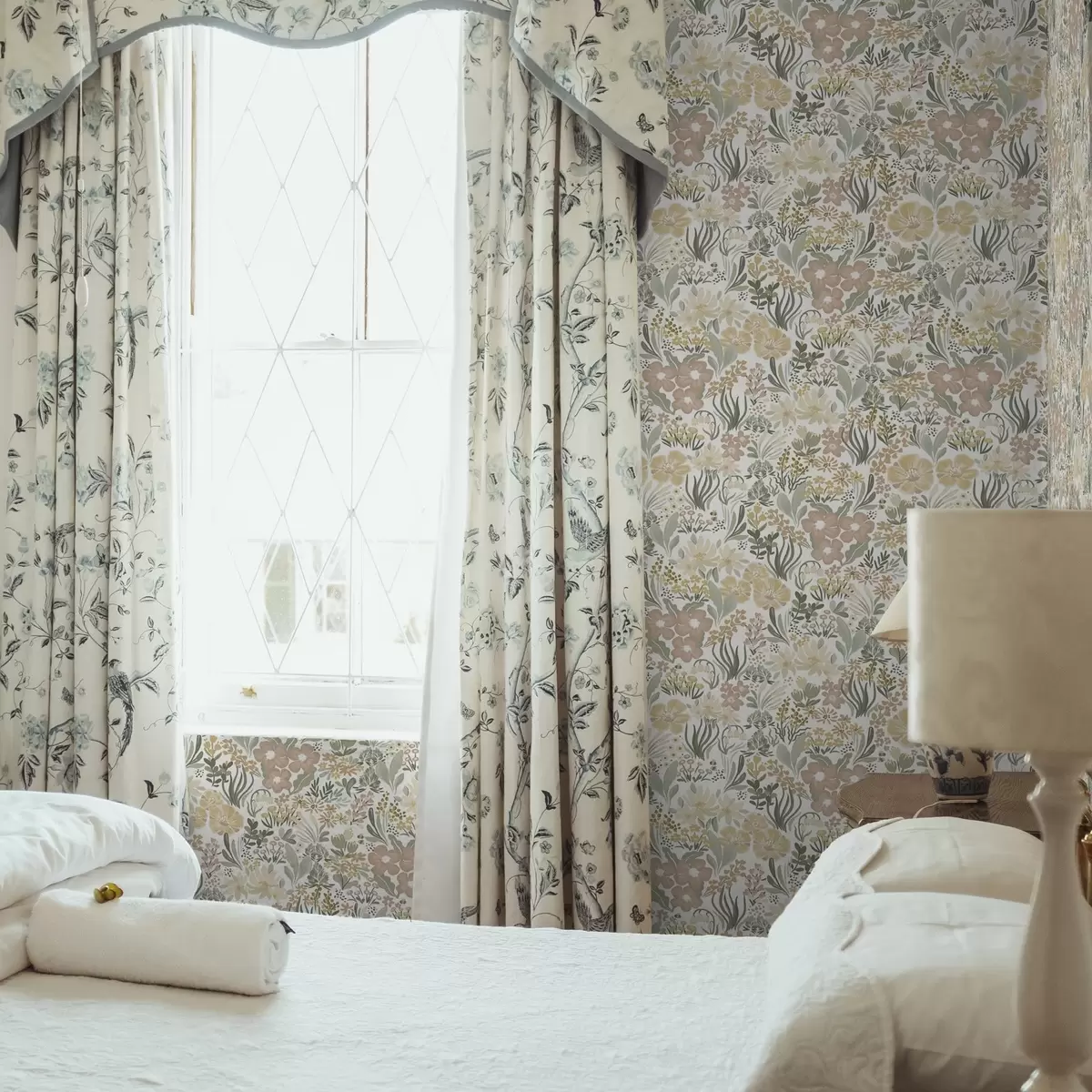 Papel pintado Flores silvestres en acuarela sobre fondo crema a00154