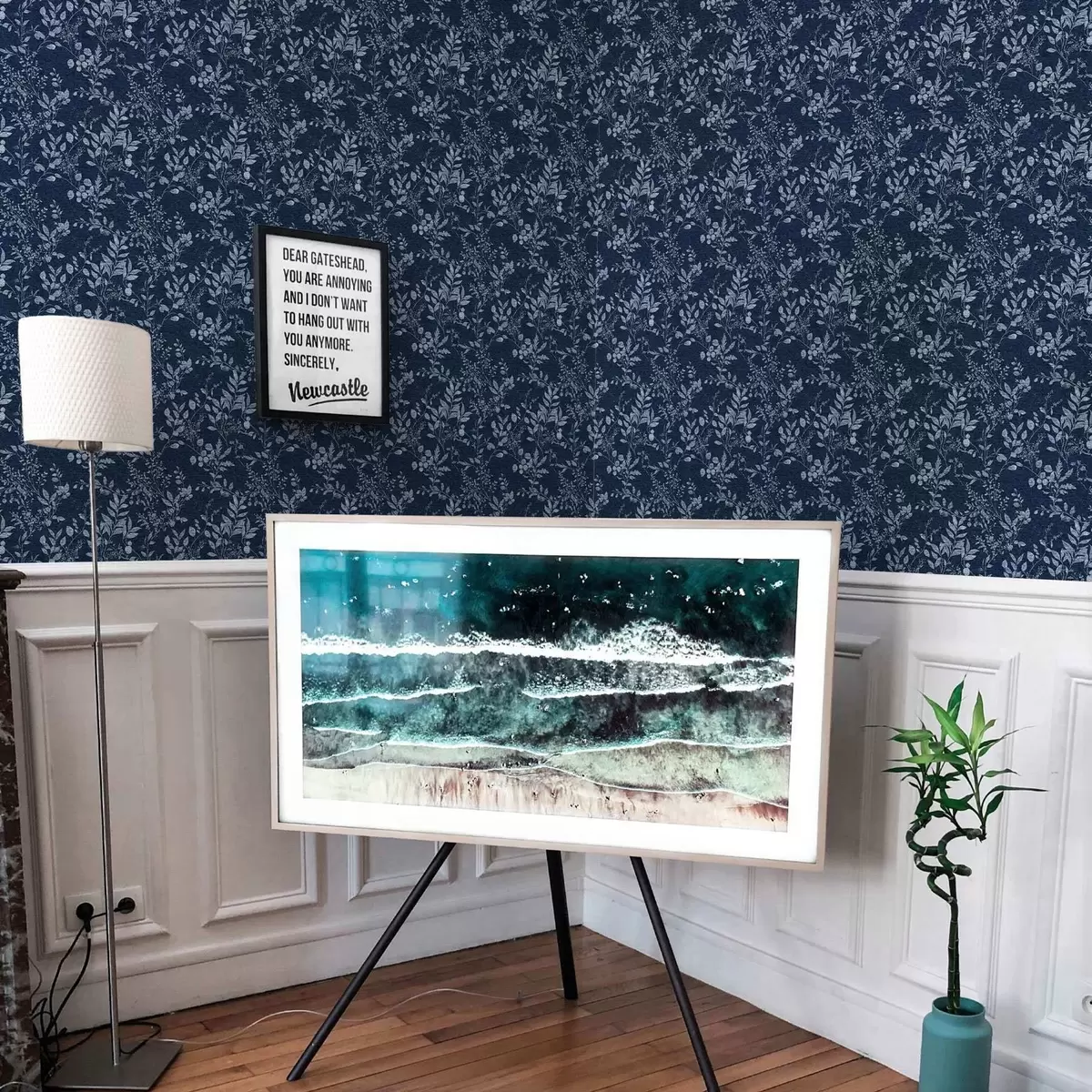 Papel pintado Estampado botánico claro sobre fondo oscuro a00166