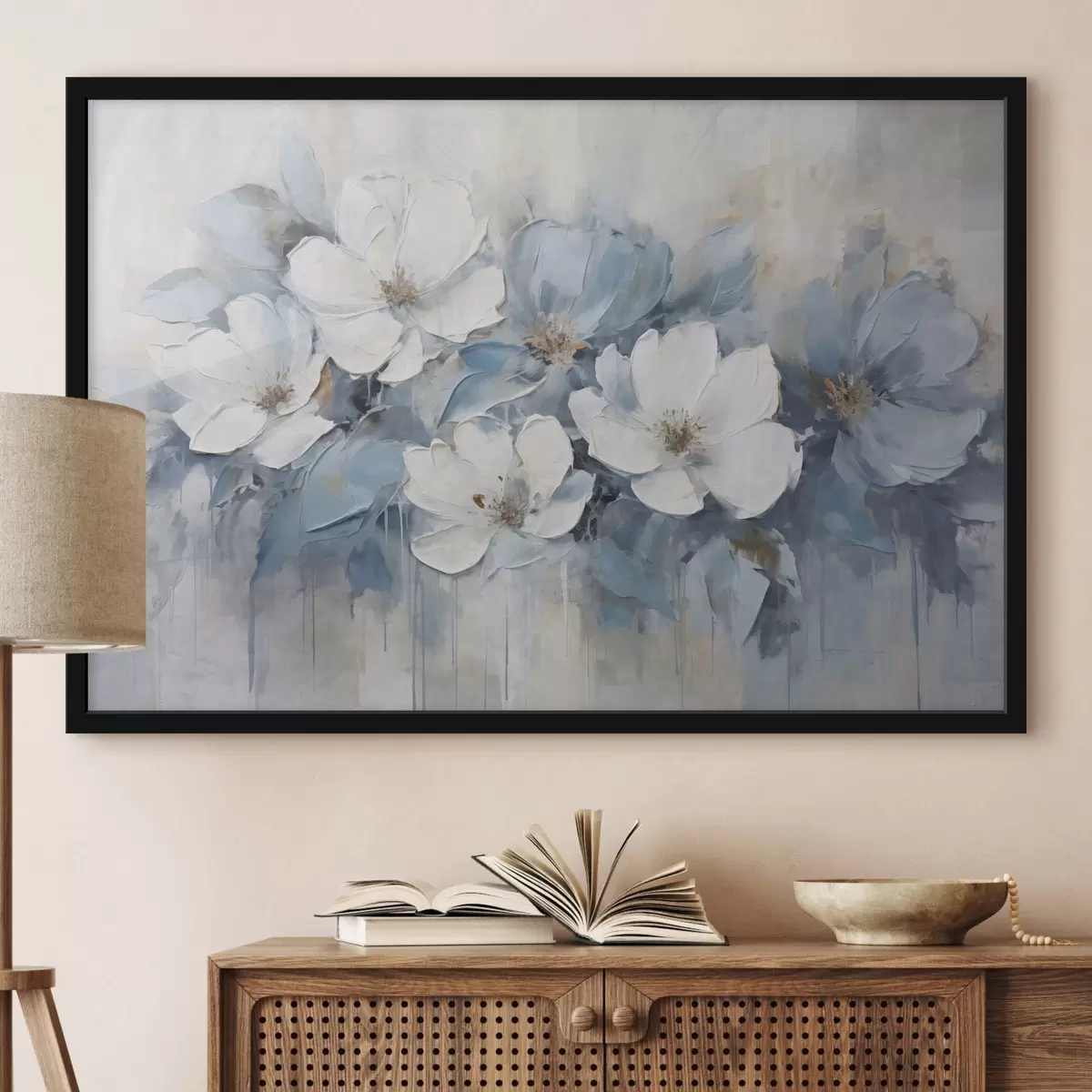 Poster Flores blancas con hojas azules, sobre fondo beige claro, con pinceladas visibles f44395