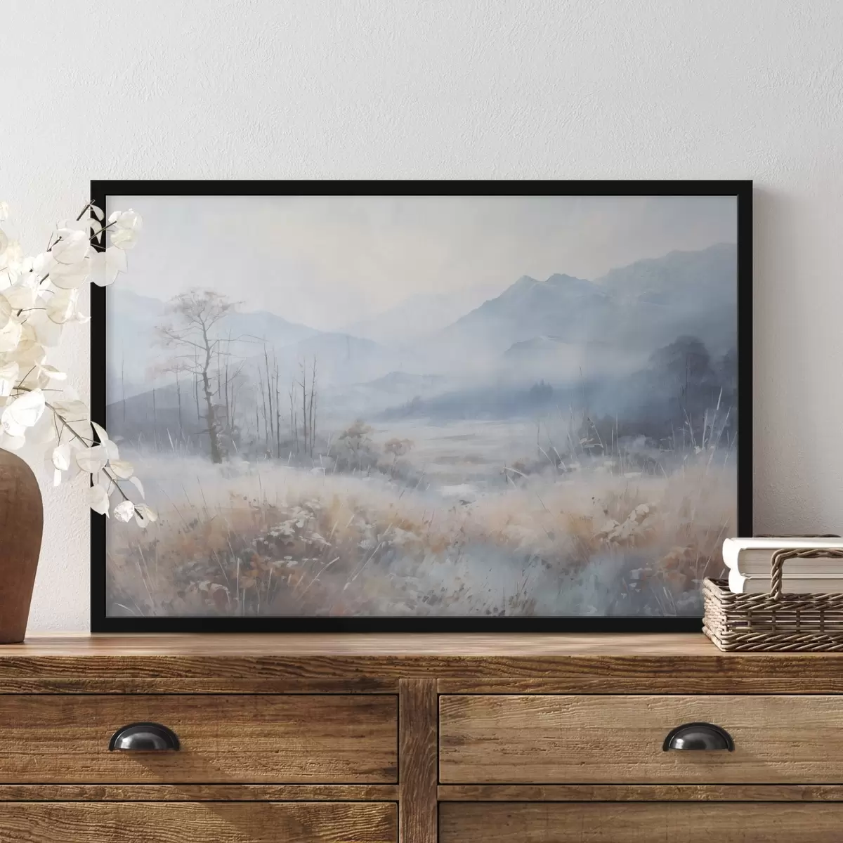 Poster Paisaje texturizado con montañas, hierba seca y un bosque, colores apagados f44402