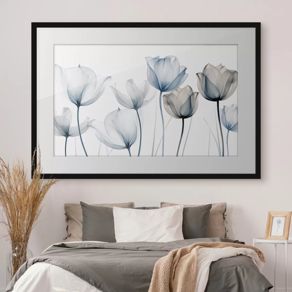 Poster Tulipanes azules y blancos translúcidos con tallos largos, sobre fondo blanco liso f44409