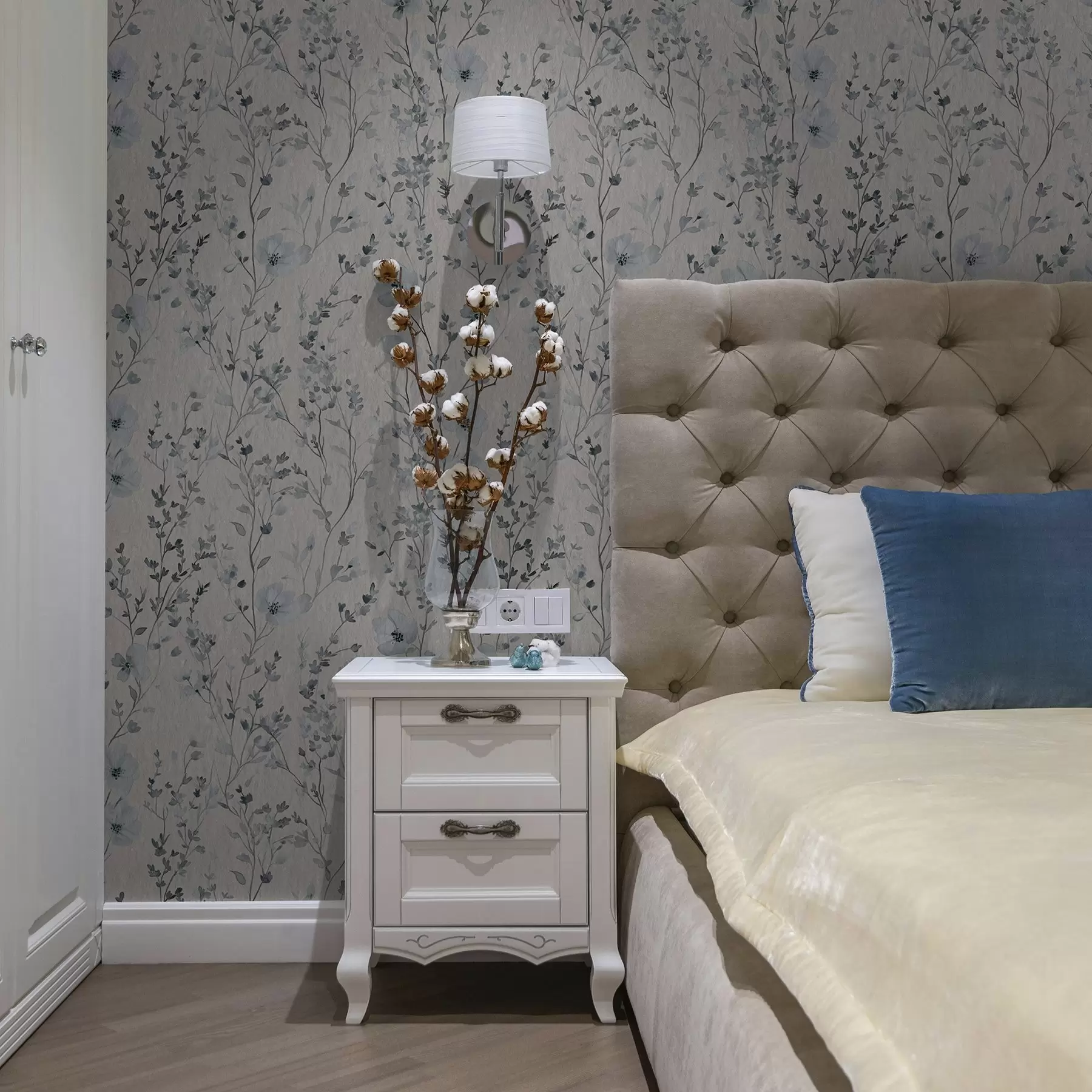 murales de pared Florística en acuarela azul y gris sobre fondo neutro a00198
