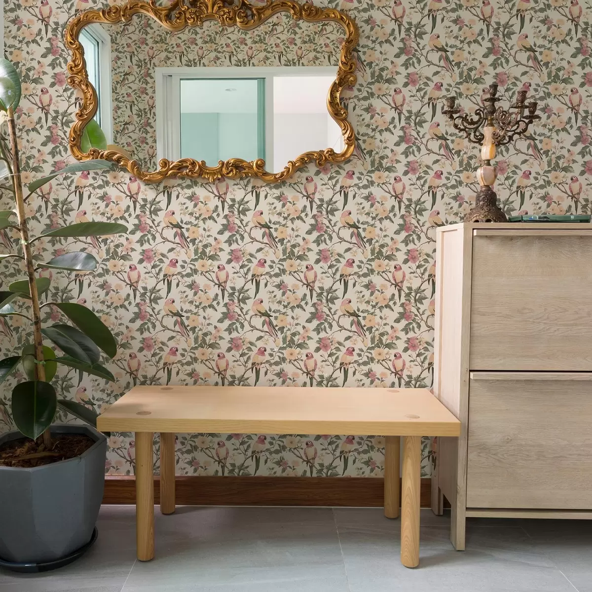 Papel pintado Pájaros tropicales sobre ramas floridas en colores pastel a00199