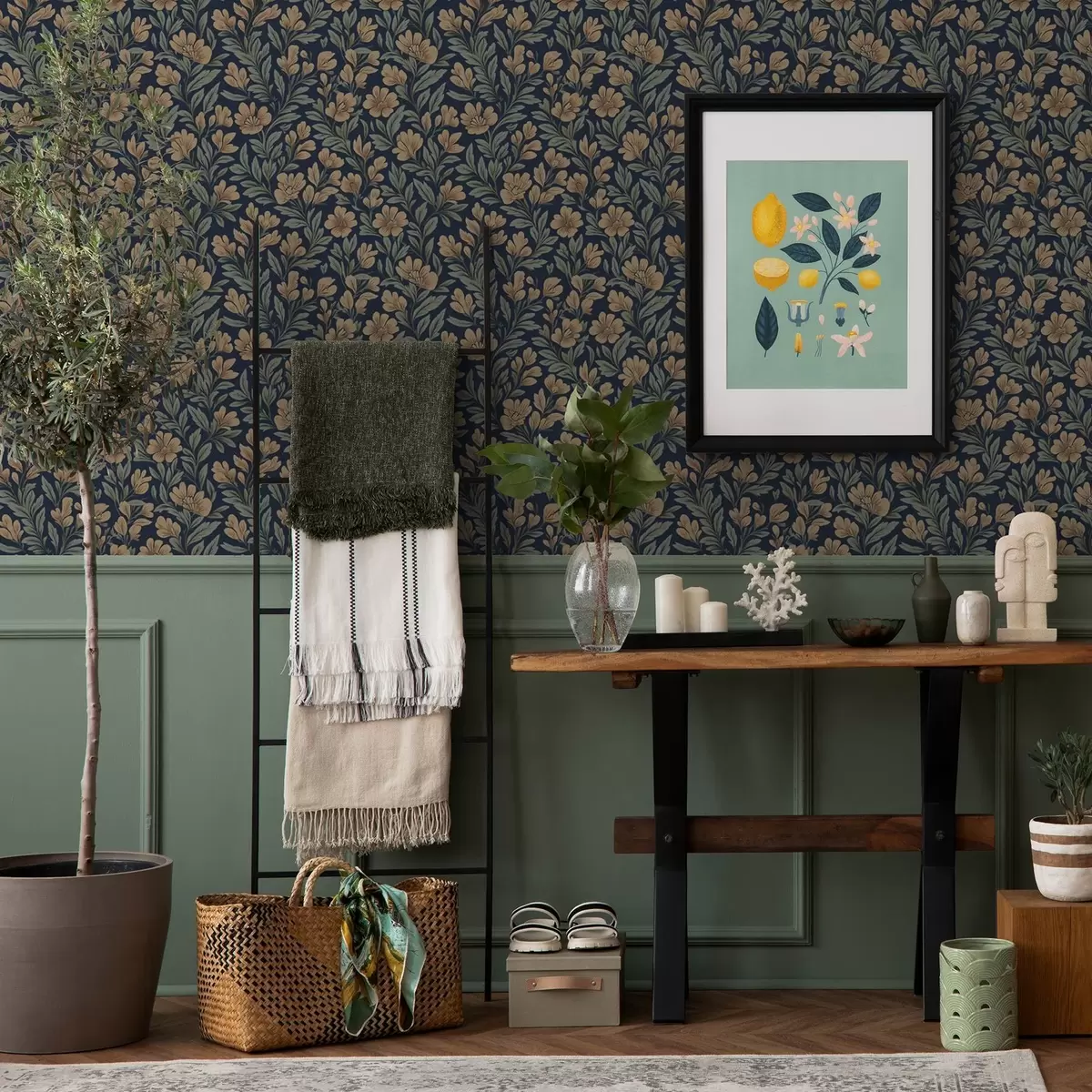 Papel pintado Flores naranjas sobre fondo azul oscuro en estilo vintage a00200