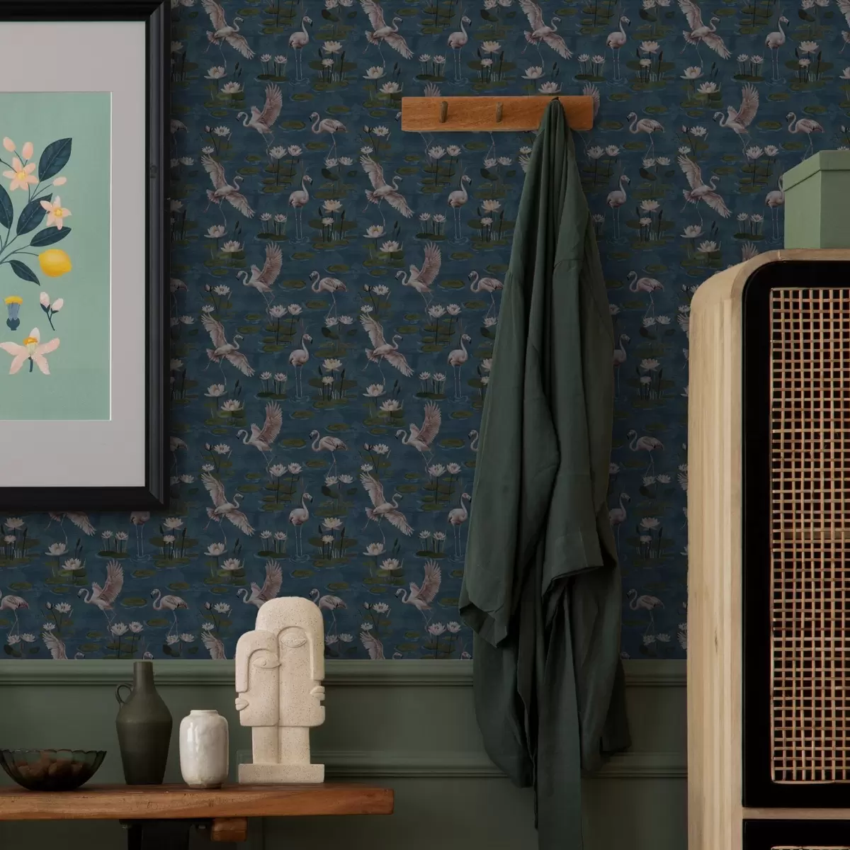 Papel pintado Flamenco entre nenúfares, escena tropical sobre fondo azul marino a00237