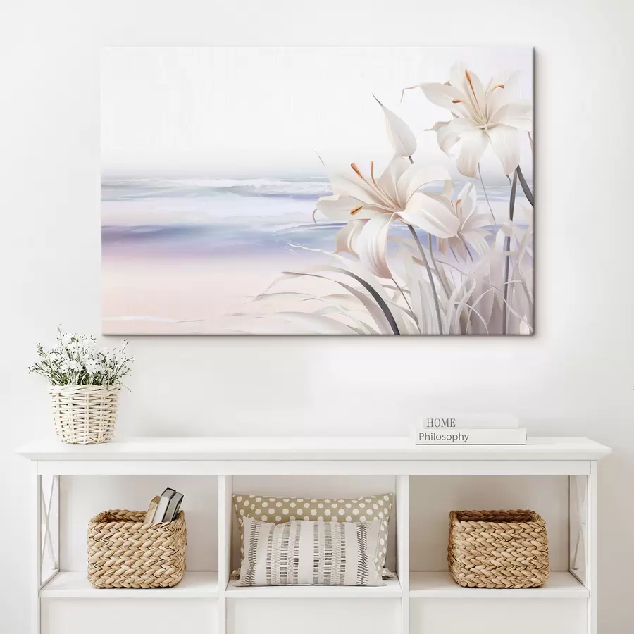 murales de pared Lirios blancos con pistilos naranjas y hojas largas en una playa con suaves olas de fondo, colores pastel s44850