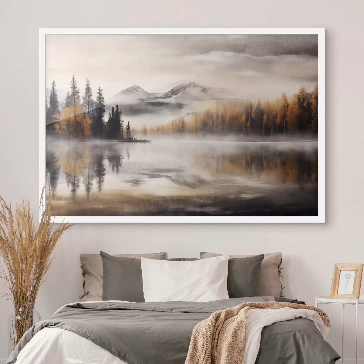 Poster Un paisaje lacustre de textura brumosa con pinos y montañas, cielo gris nublado f44856