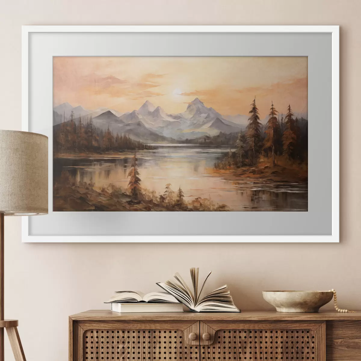 Poster Paisaje con un lago rodeado de árboles y montañas al fondo, cielo anaranjado con el sol f44857