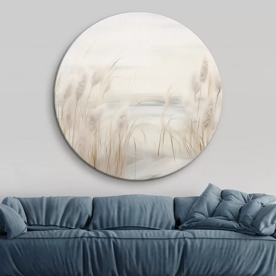 murales de pared Cañas beige en primer plano, con cabezas de semillas, suaves y delicadas , un fondo borroso y un cielo claro r44851