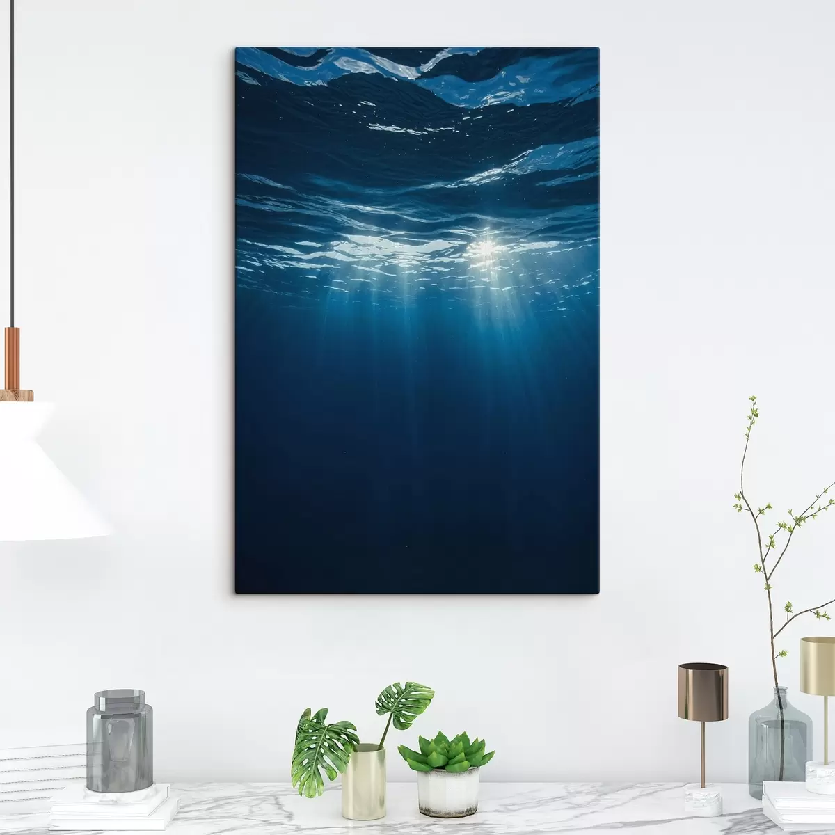 murales de pared Rayos de luz bajo el agua en el profundo océano azul s44897