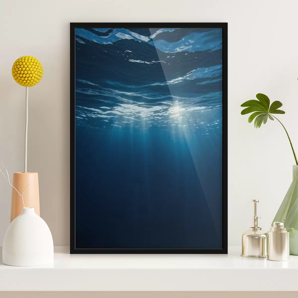 Poster Rayos de luz bajo el agua en el profundo océano azul f44897