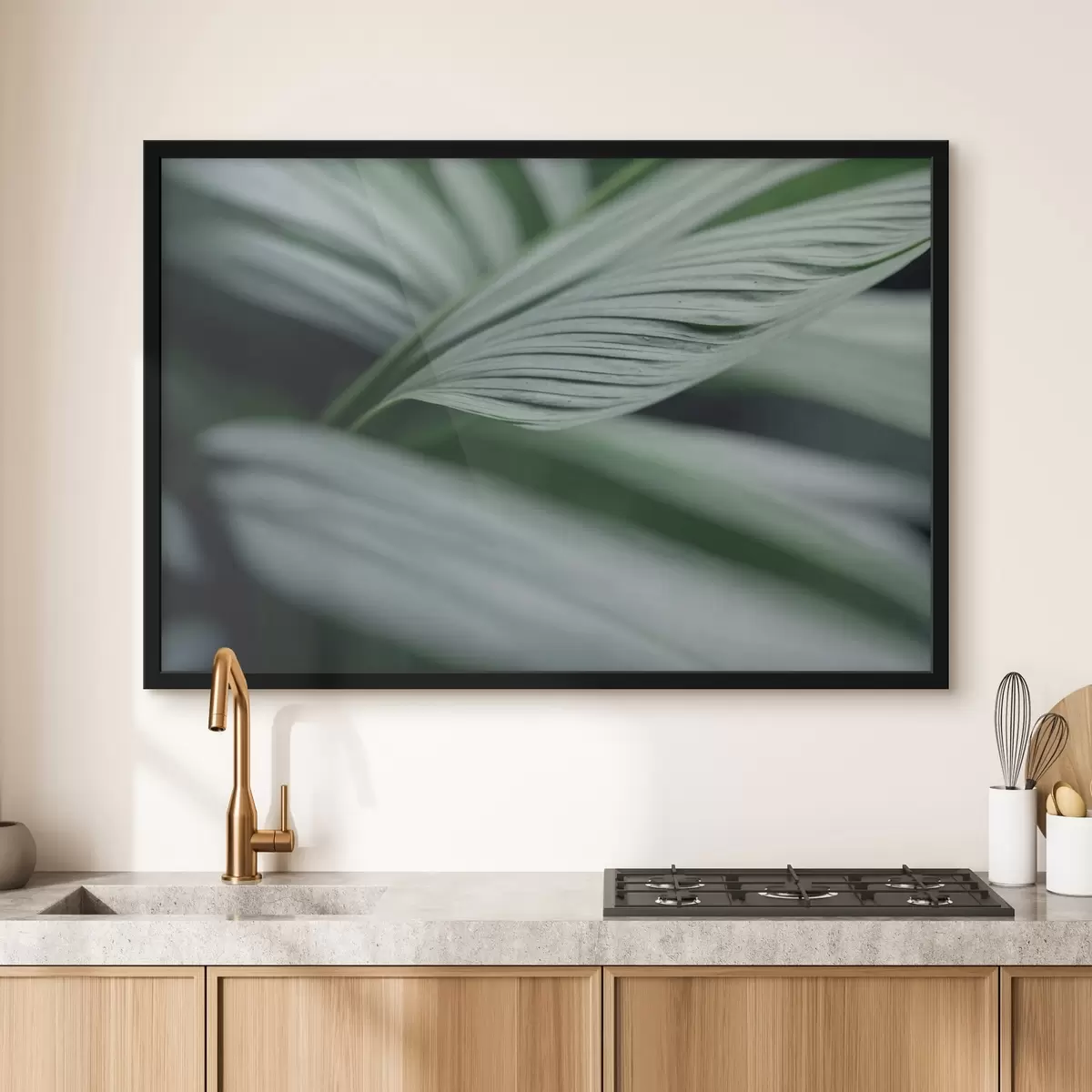 Poster Hojas tropicales con gotas de agua en un ambiente brumoso f44903