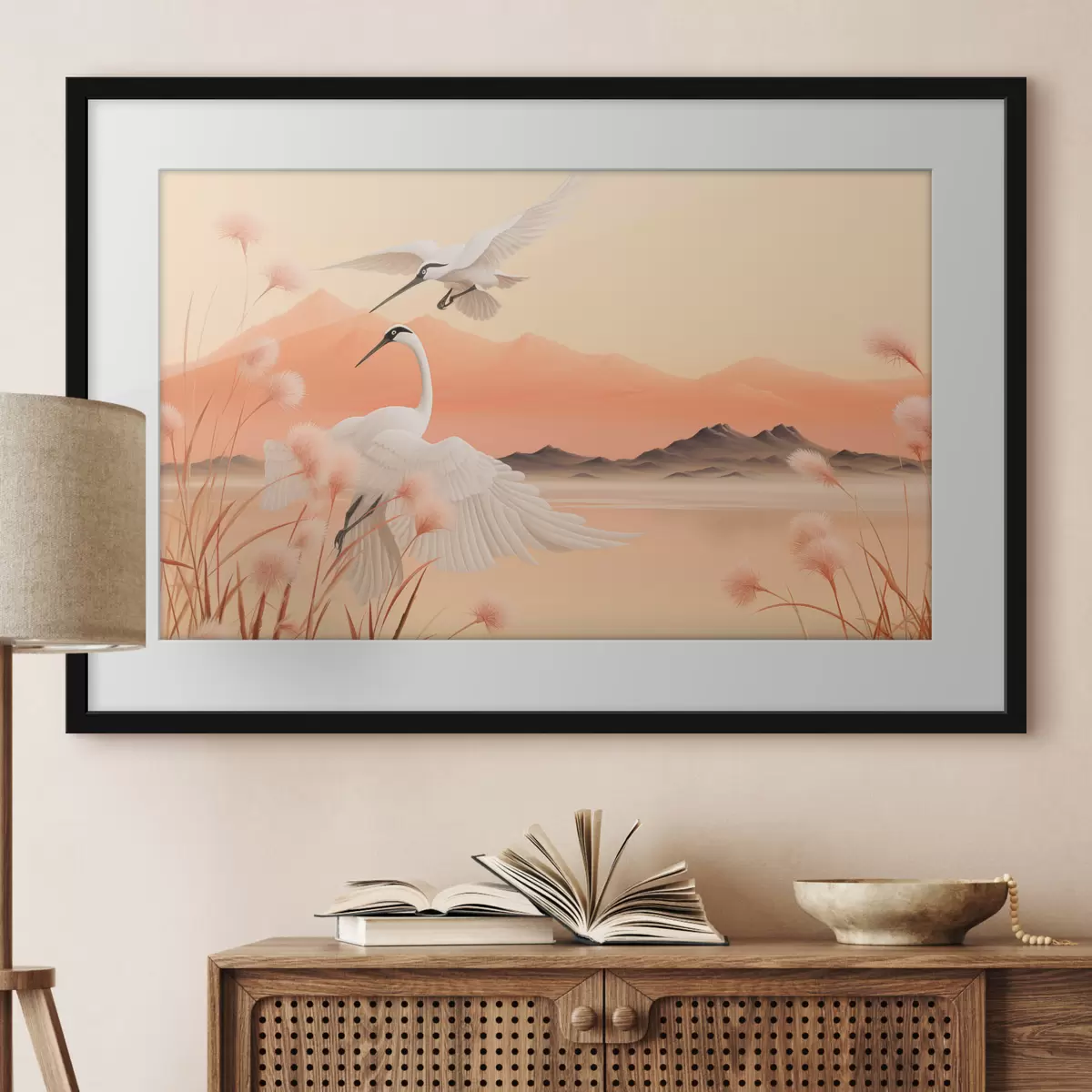 Poster Grullas blancas con juncos rosas en primer plano, montañas y un lago al fondo, luz suave anaranjada f44925