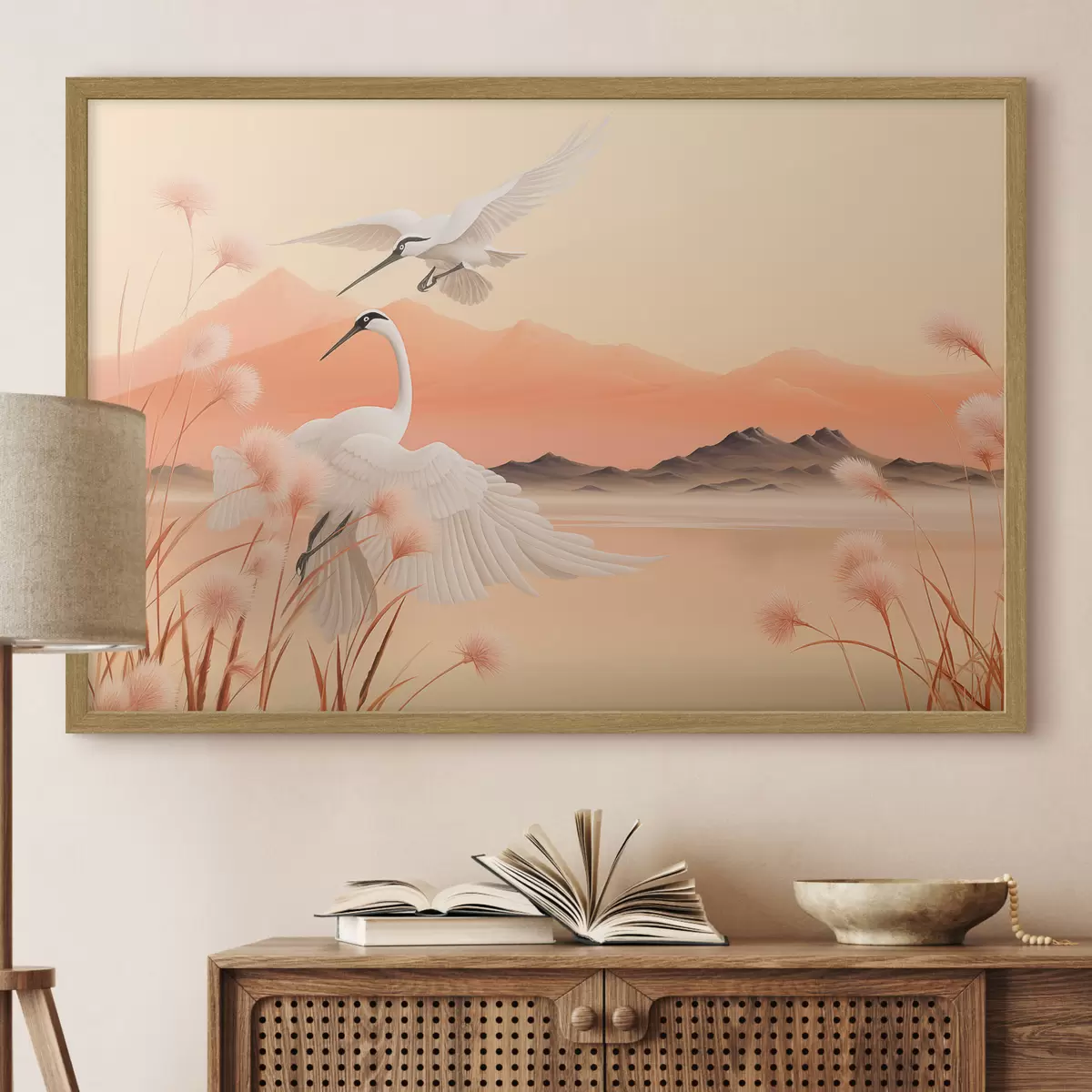 Poster Grullas blancas con juncos rosas en primer plano, montañas y un lago al fondo, luz suave anaranjada f44925