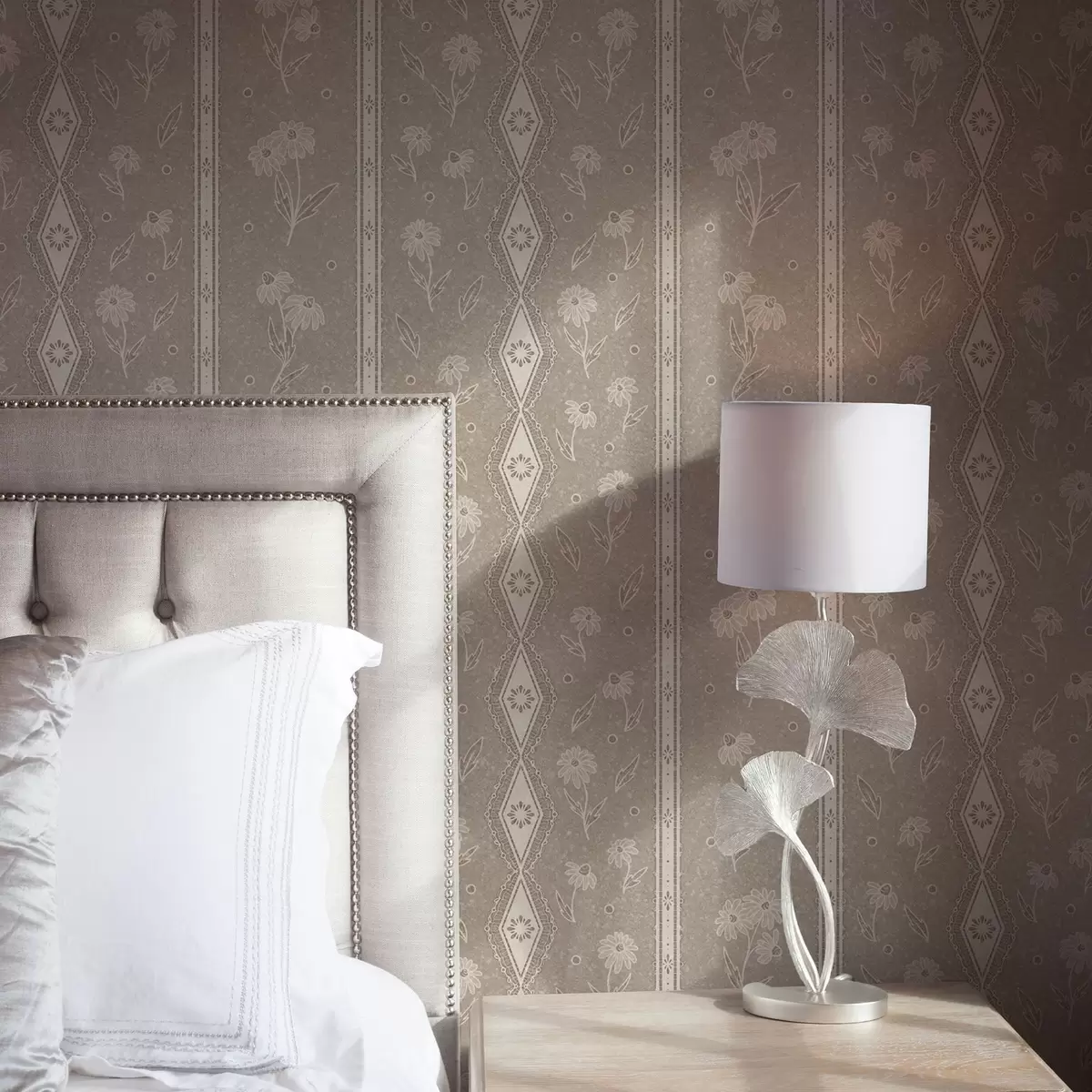 Papel pintado Rayas con margaritas y encaje sobre fondo gris-beige a00295