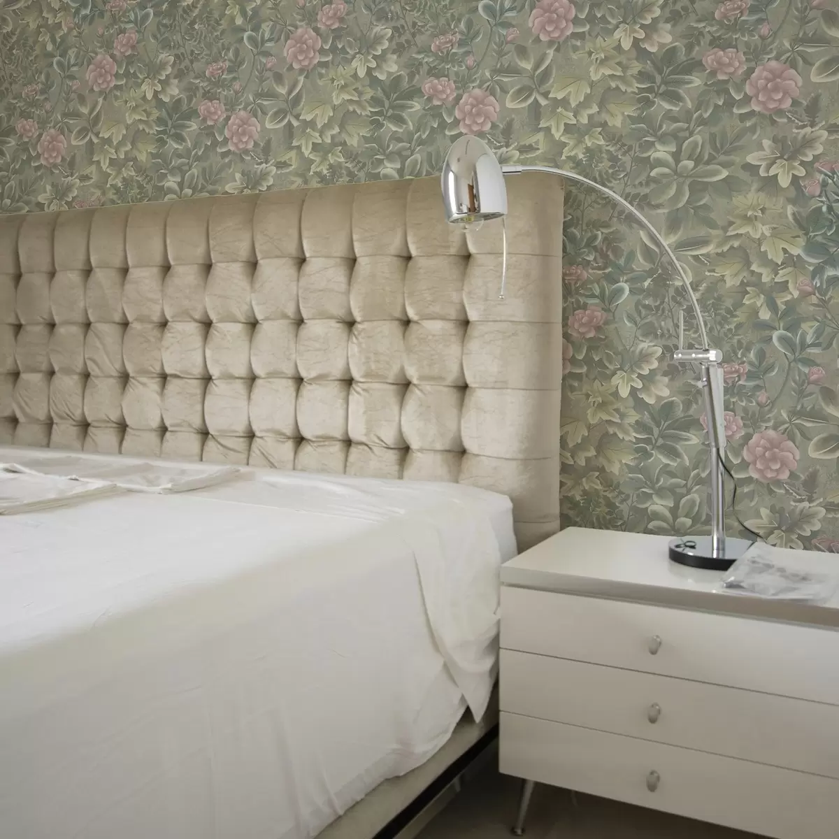 Papel pintado Flores y hojas rosas sobre fondo verde pastel a00306