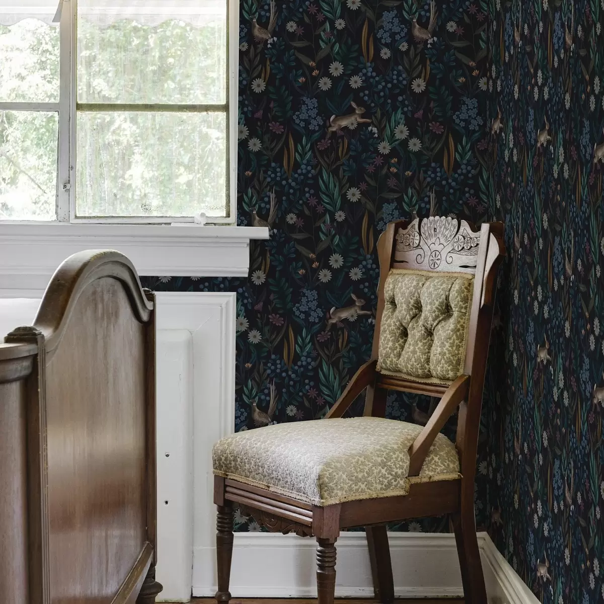 Papel pintado Bosque oscuro con flores, liebre y un pájaro a00310