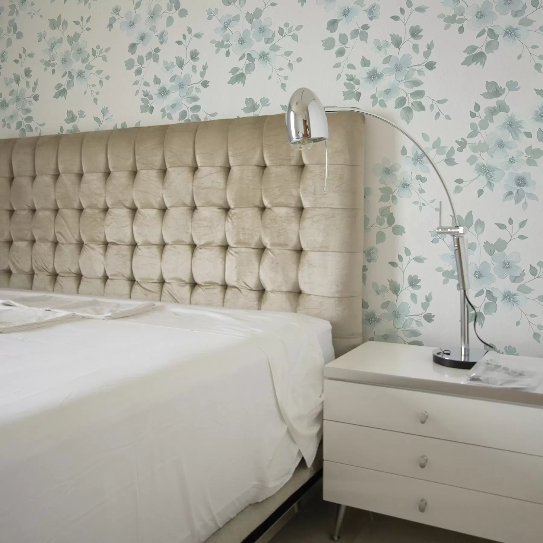 murales de pared Flores azul pálido sobre fondo blanco, estilo acuarela a00364