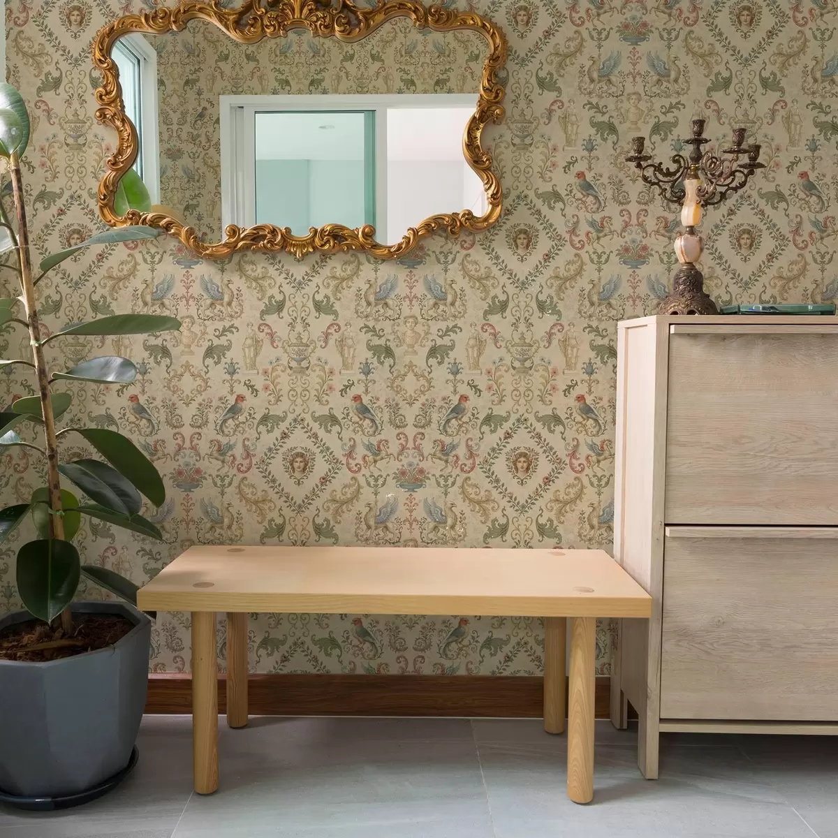 Papel pintado Adorno vintage con grifos, flores y figuras a00402