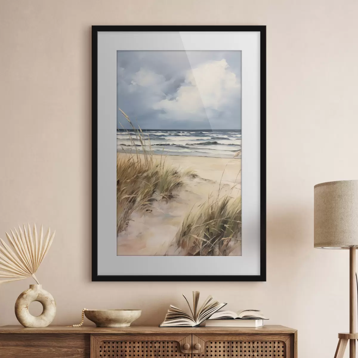Poster Una playa de arena con hierba alta en primer plano, el océano con olas y un cielo nublado al fondo f45173