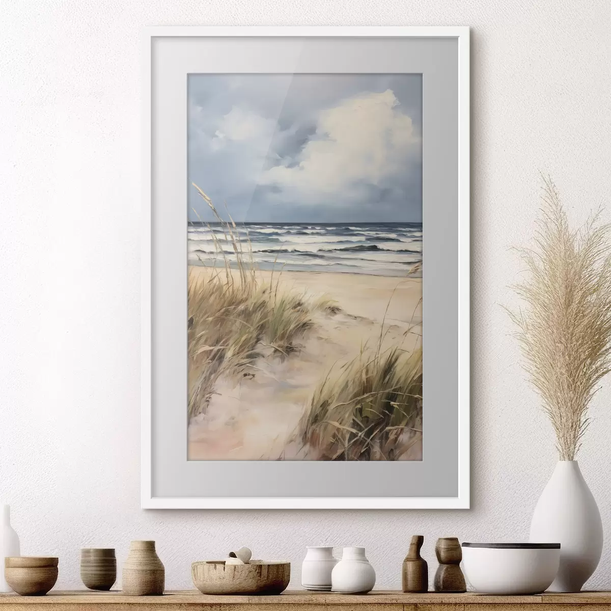Poster Una playa de arena con hierba alta en primer plano, el océano con olas y un cielo nublado al fondo f45173