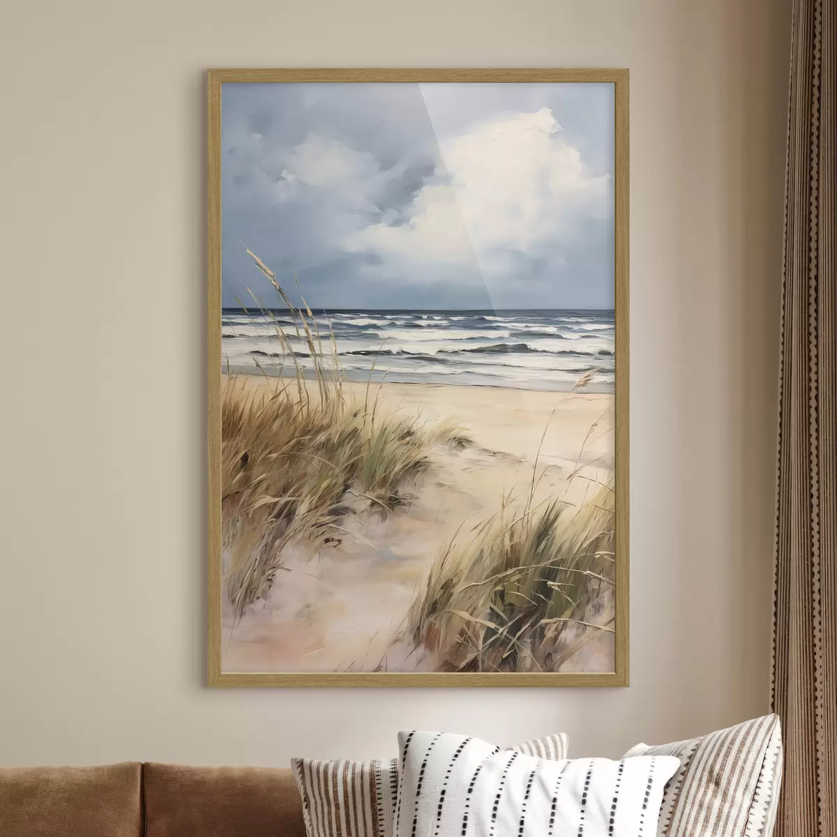 Poster Una playa de arena con hierba alta en primer plano, el océano con olas y un cielo nublado al fondo f45173