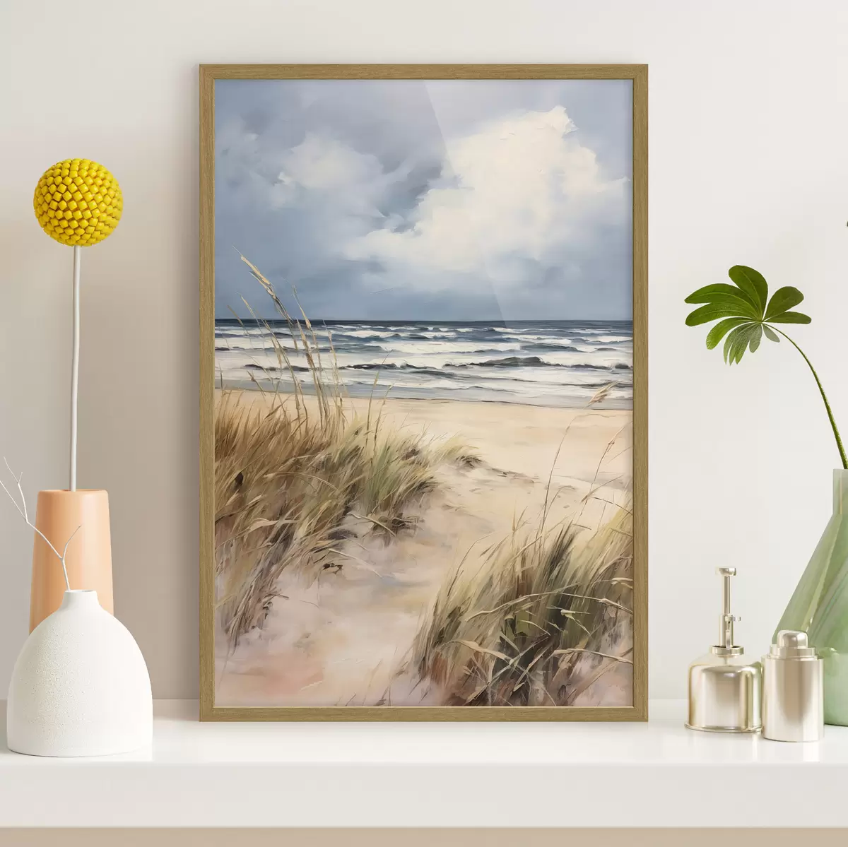 Poster Una playa de arena con hierba alta en primer plano, el océano con olas y un cielo nublado al fondo f45173