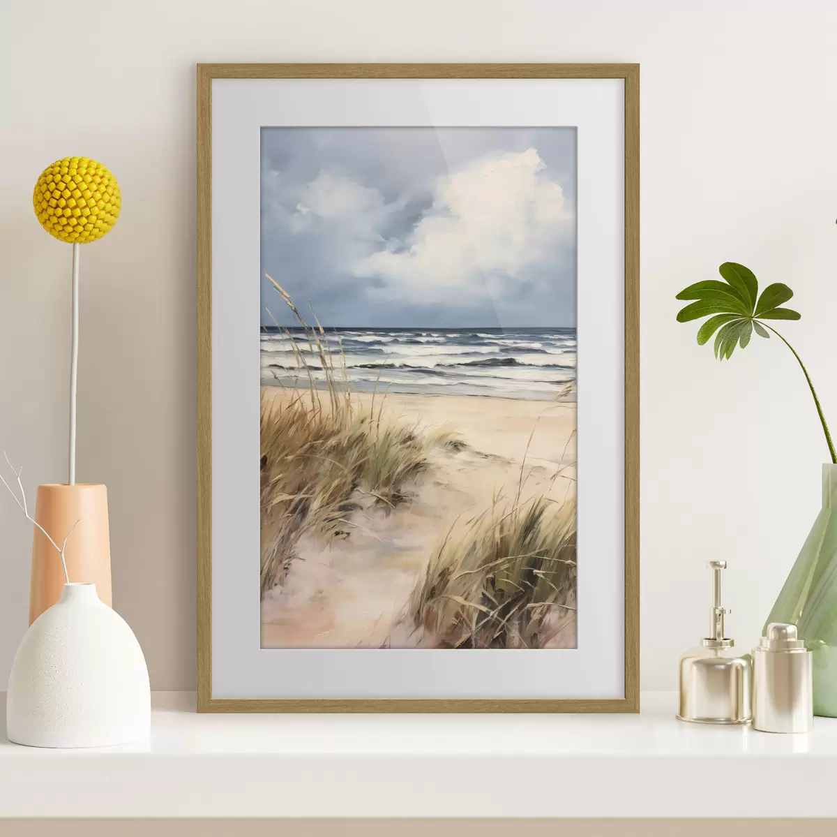 Poster Una playa de arena con hierba alta en primer plano, el océano con olas y un cielo nublado al fondo f45173