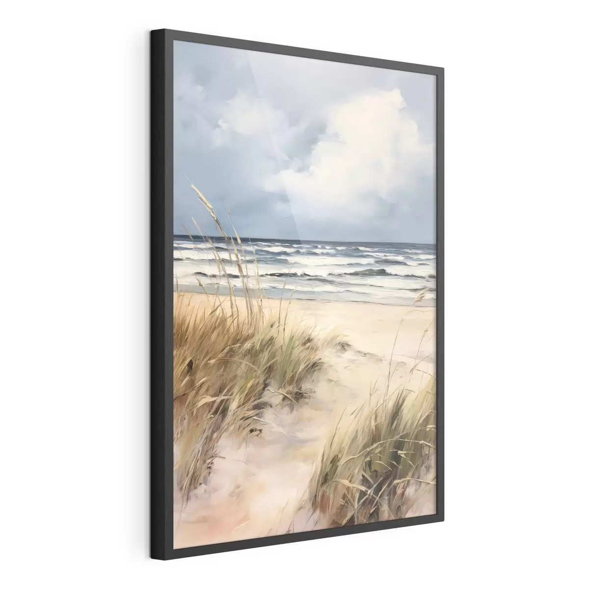 Poster Una playa de arena con hierba alta en primer plano, el océano con olas y un cielo nublado al fondo f45173