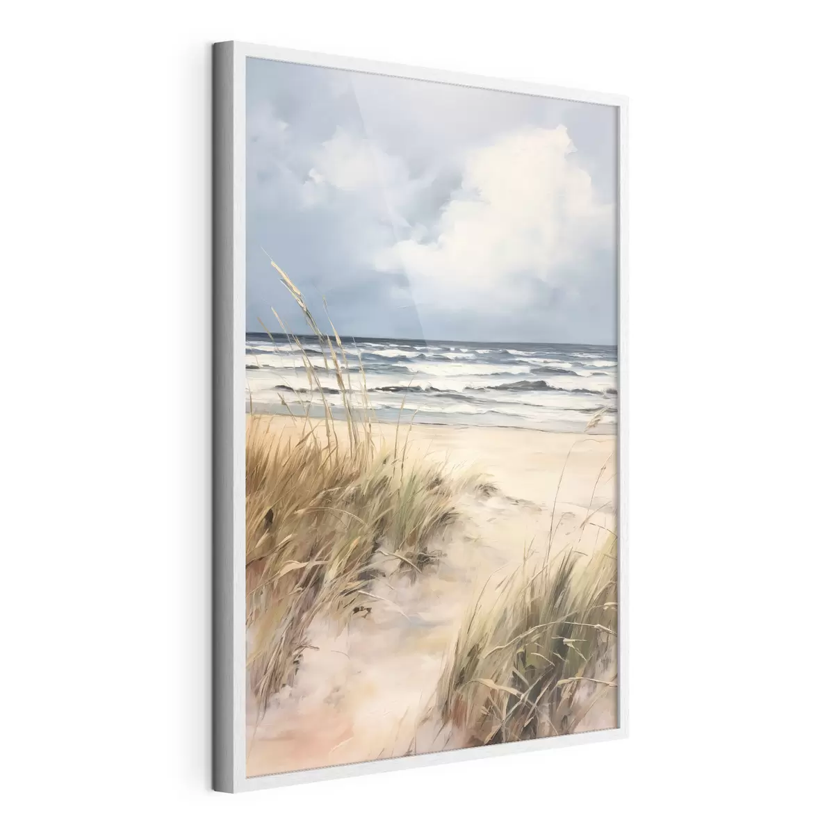 Poster Una playa de arena con hierba alta en primer plano, el océano con olas y un cielo nublado al fondo f45173