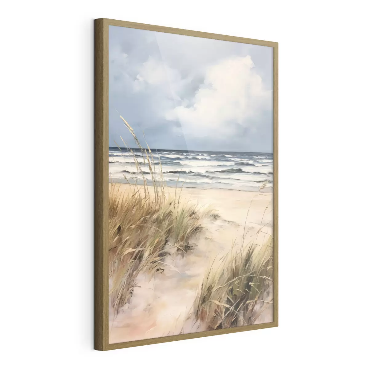 Poster Una playa de arena con hierba alta en primer plano, el océano con olas y un cielo nublado al fondo f45173